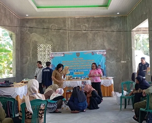 pelatihan kerajinan tangan dari cangkang ikan dan sisik ikan